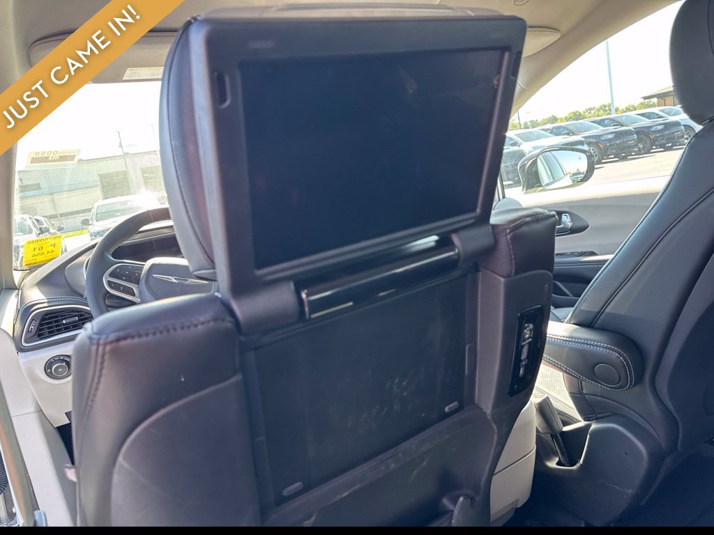 Used 2024 Chrysler Pacifica Touring-L w/ Uconnect Theater Family Group FWD image 8