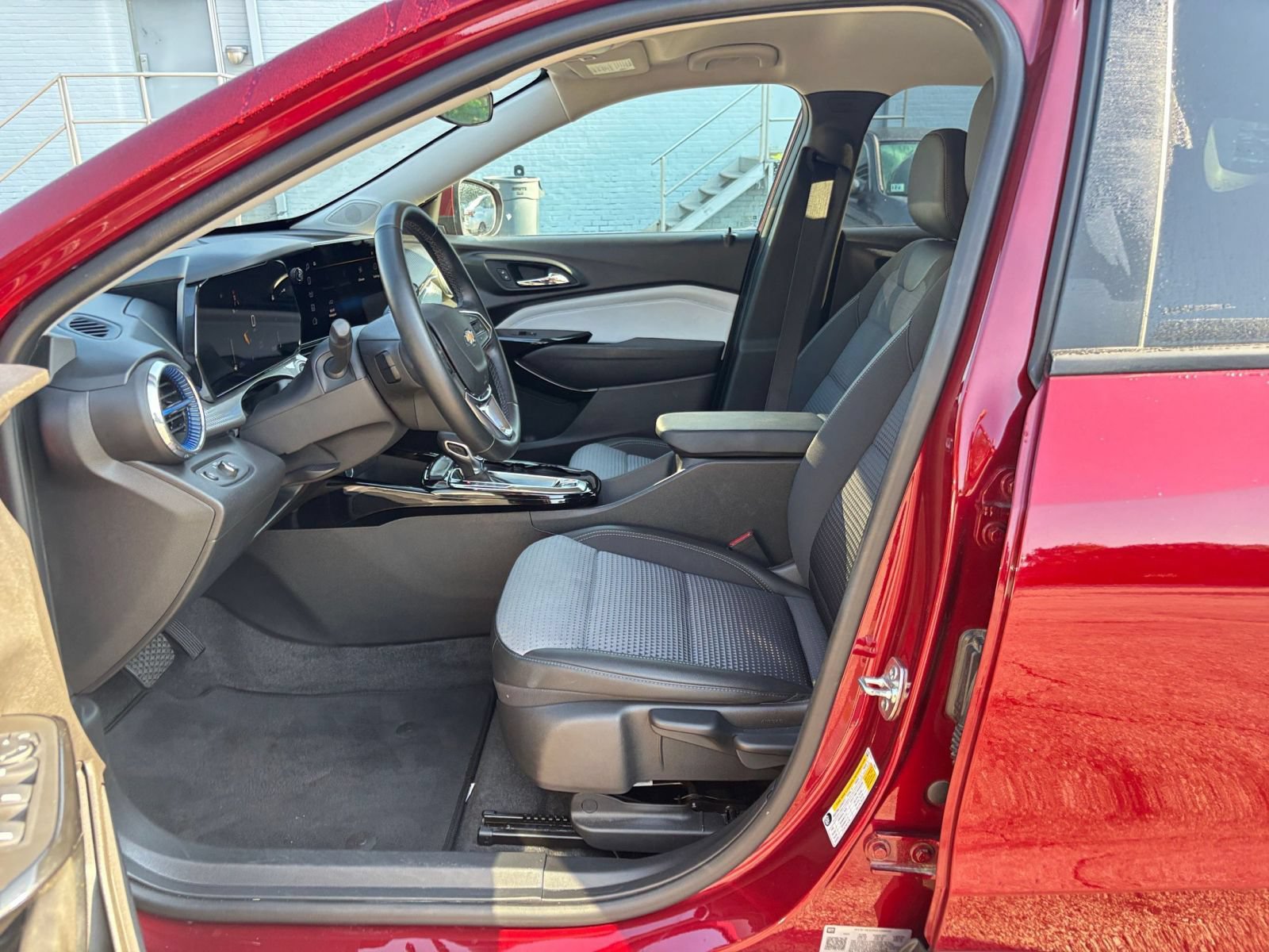 Used 2025 Chevrolet Trax LT w/ LT Convenience Package FWD image 27