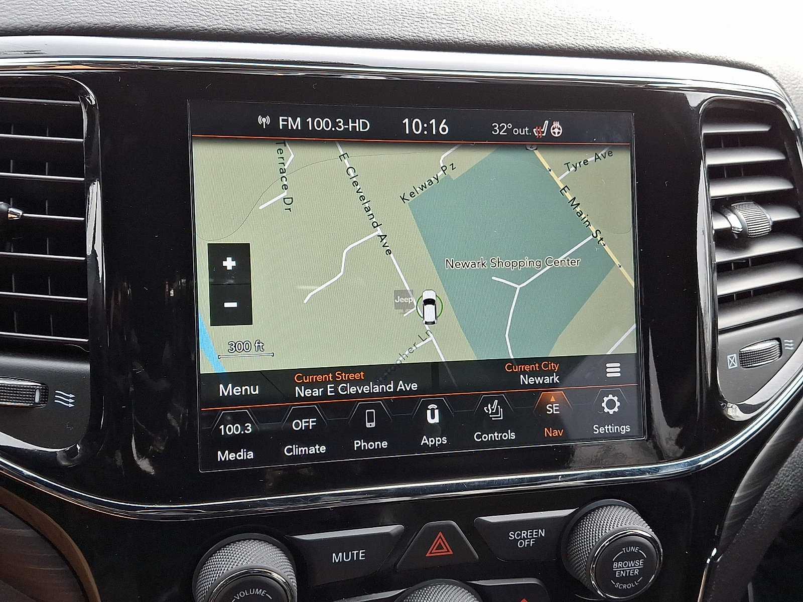 Used 2020 Jeep Grand Cherokee Altitude image 15