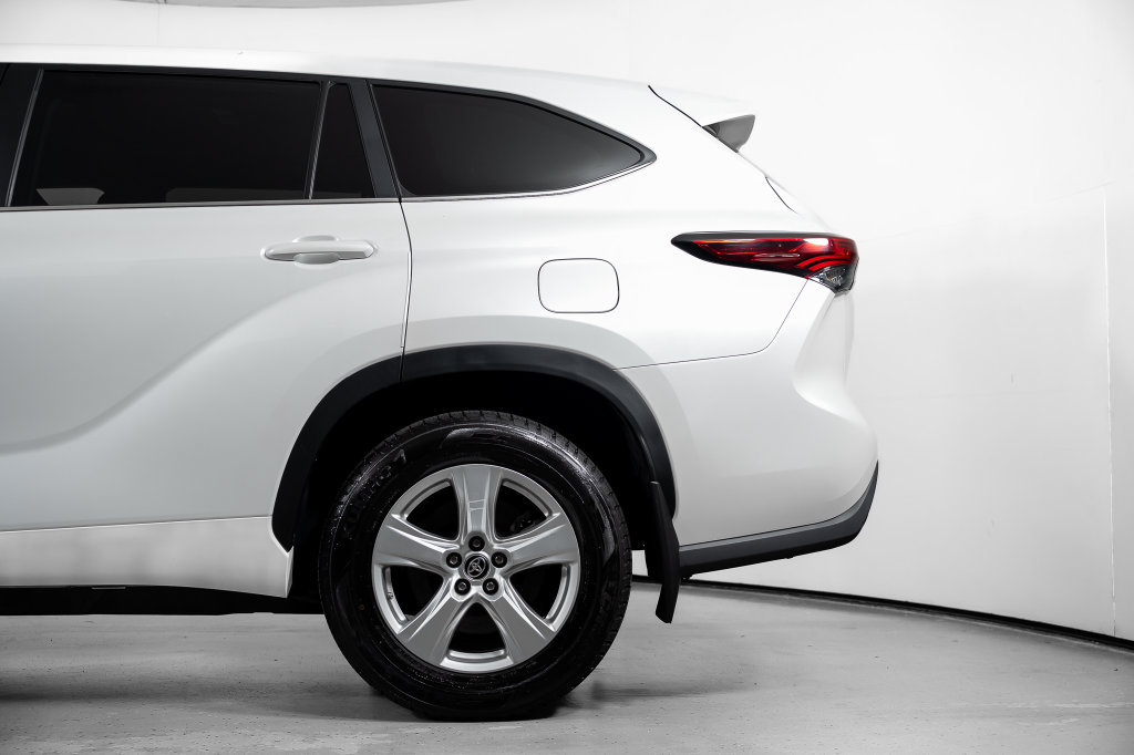 Used 2023 Toyota Highlander LE FWD image 15