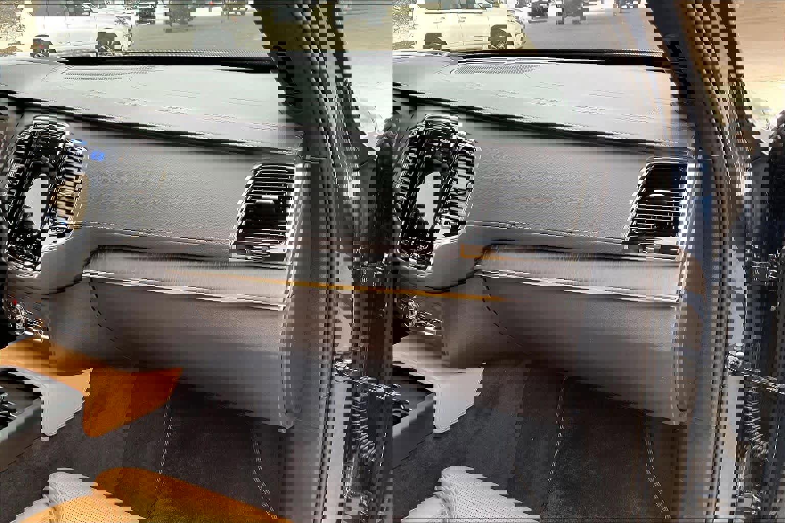 Used 2024 Volvo XC90 B6 Ultimate w/ Lounge Package image 18