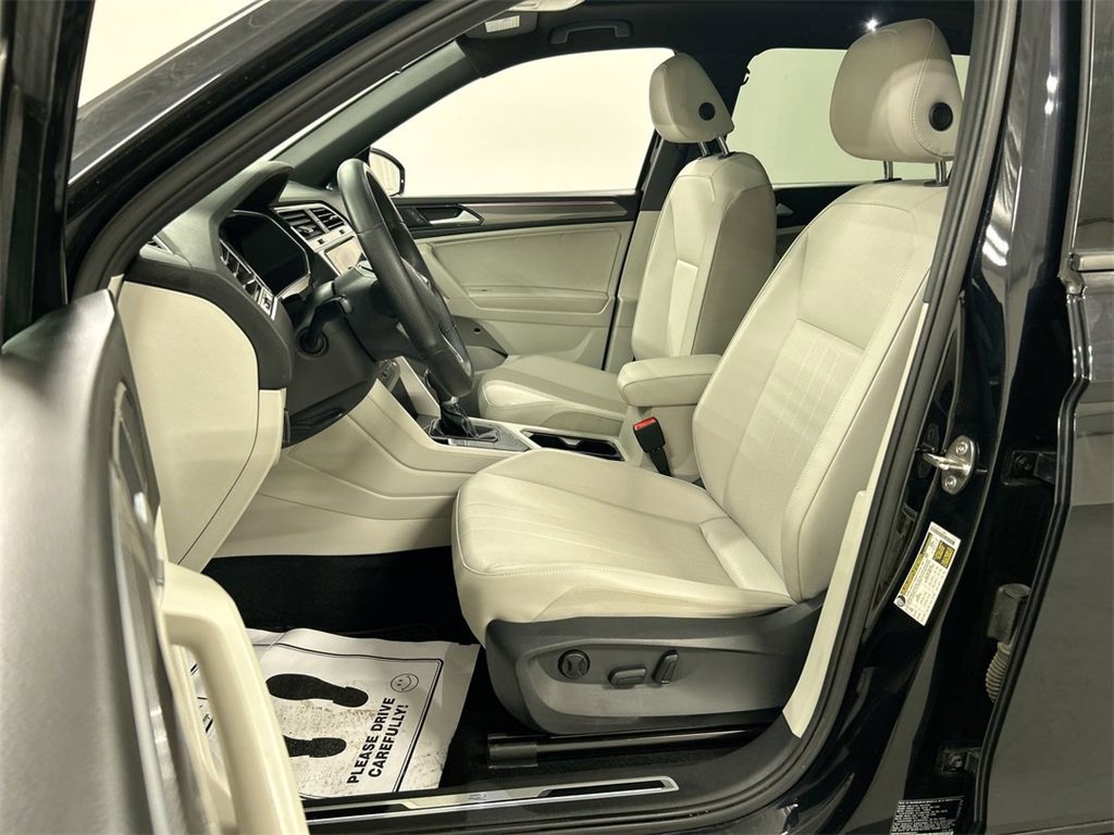 Certified 2022 Volkswagen Tiguan SE R-Line image 13