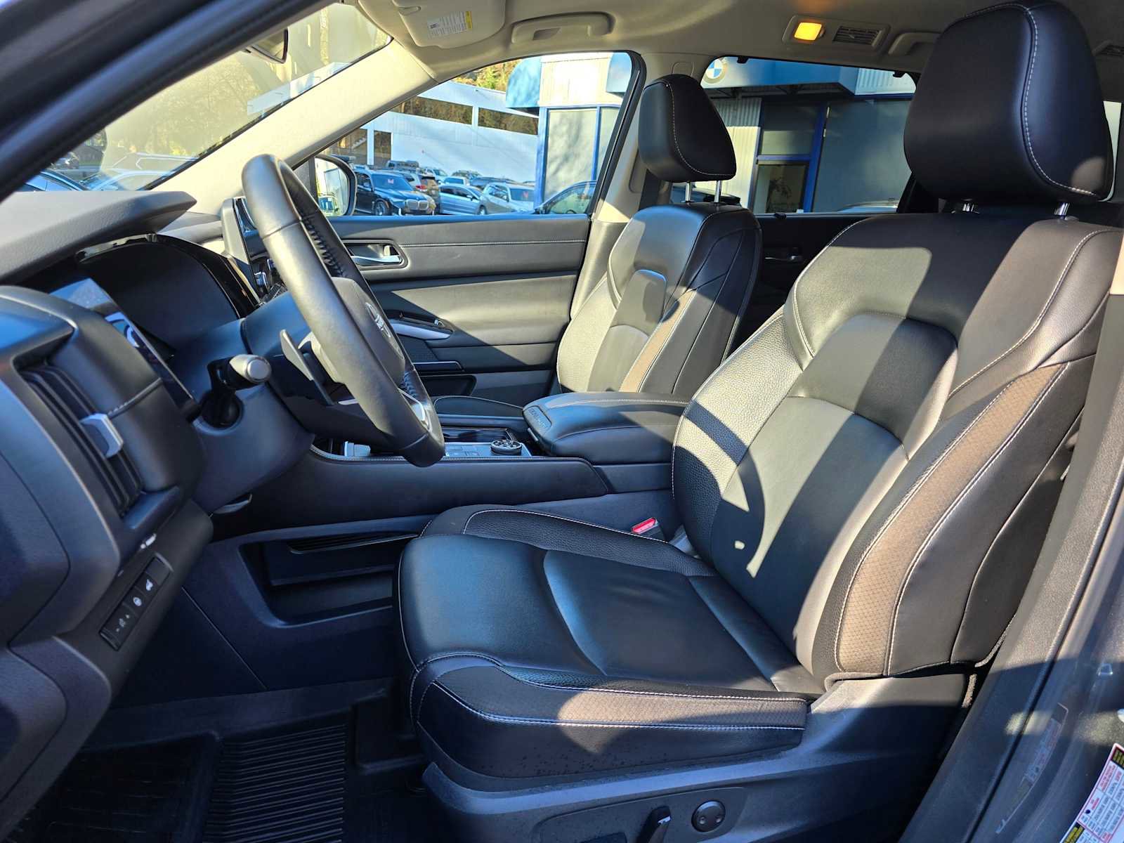 Used 2024 Nissan Pathfinder SL w/ Black Appearance Package image 21