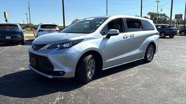 Certified 2025 Toyota Sienna XLE FWD image 3
