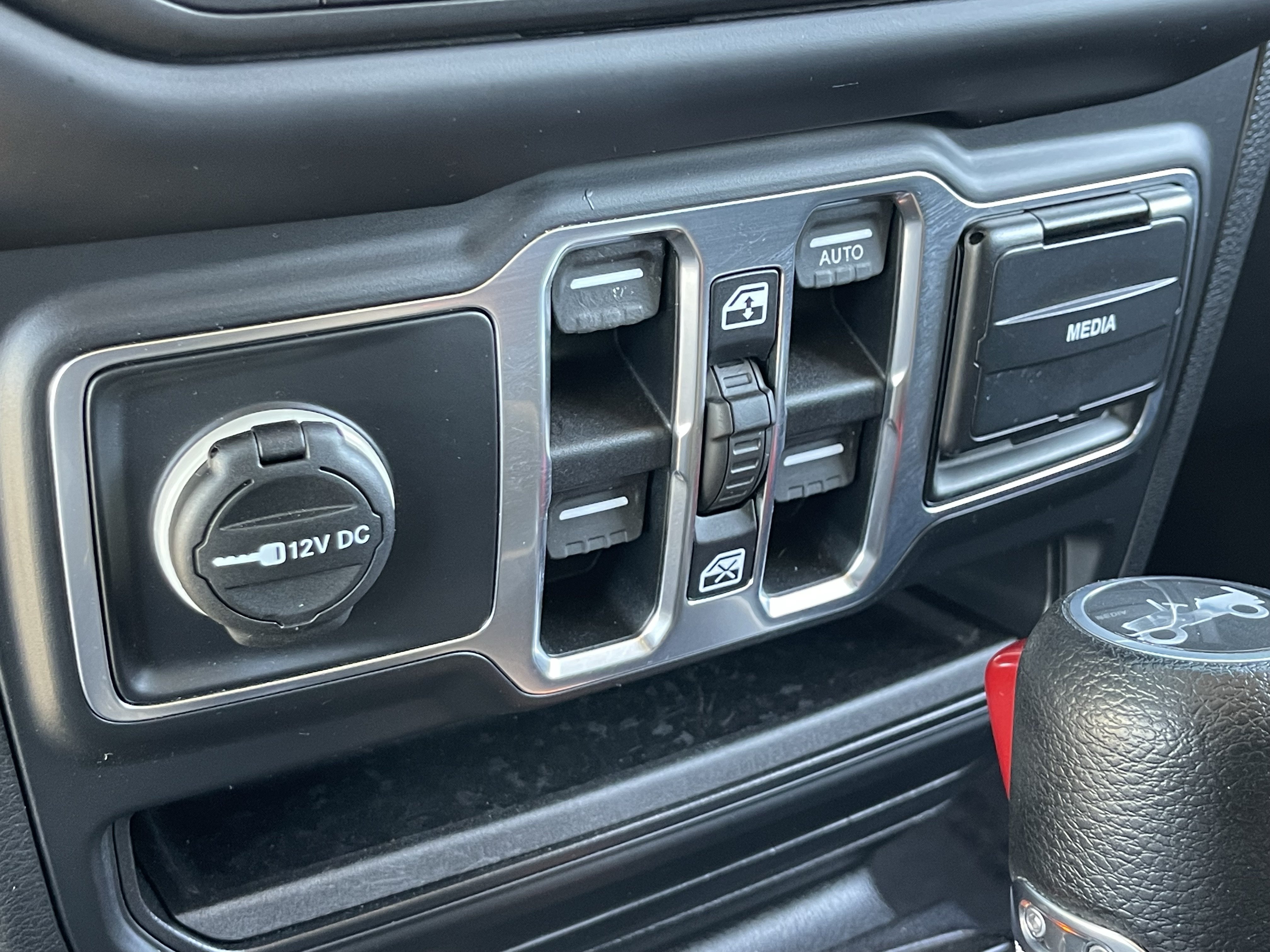Used 2018 Jeep Wrangler Unlimited Sahara w/ Uconnect 4C Nav & Sound Group AWD/4WD image 23