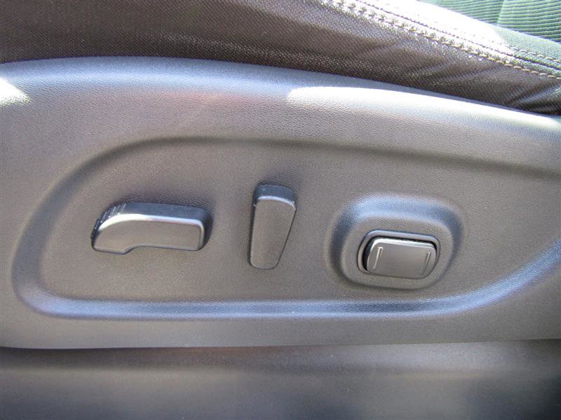 Used 2017 Nissan Titan SV image 12