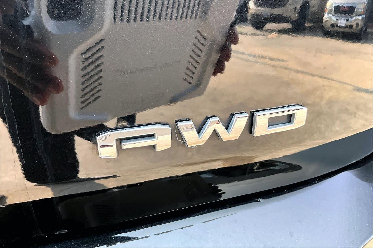 Used 2024 GMC Terrain SLT AWD/4WD image 10