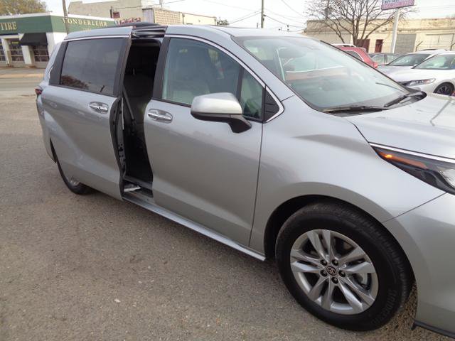 Used 2025 Toyota Sienna XLE w/ XLE Plus Package image 29