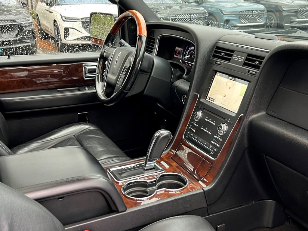 Used 2016 Lincoln Navigator Select image 13