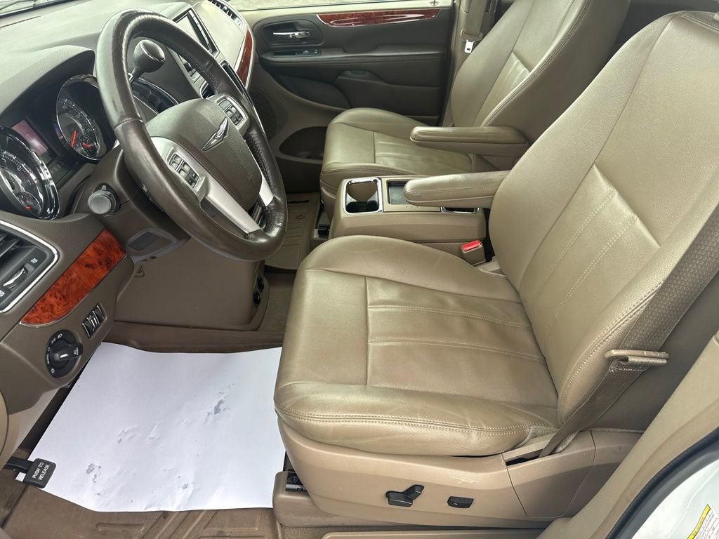 Used 2016 Chrysler Town & Country Touring w/ Driver Convenience Group image 17