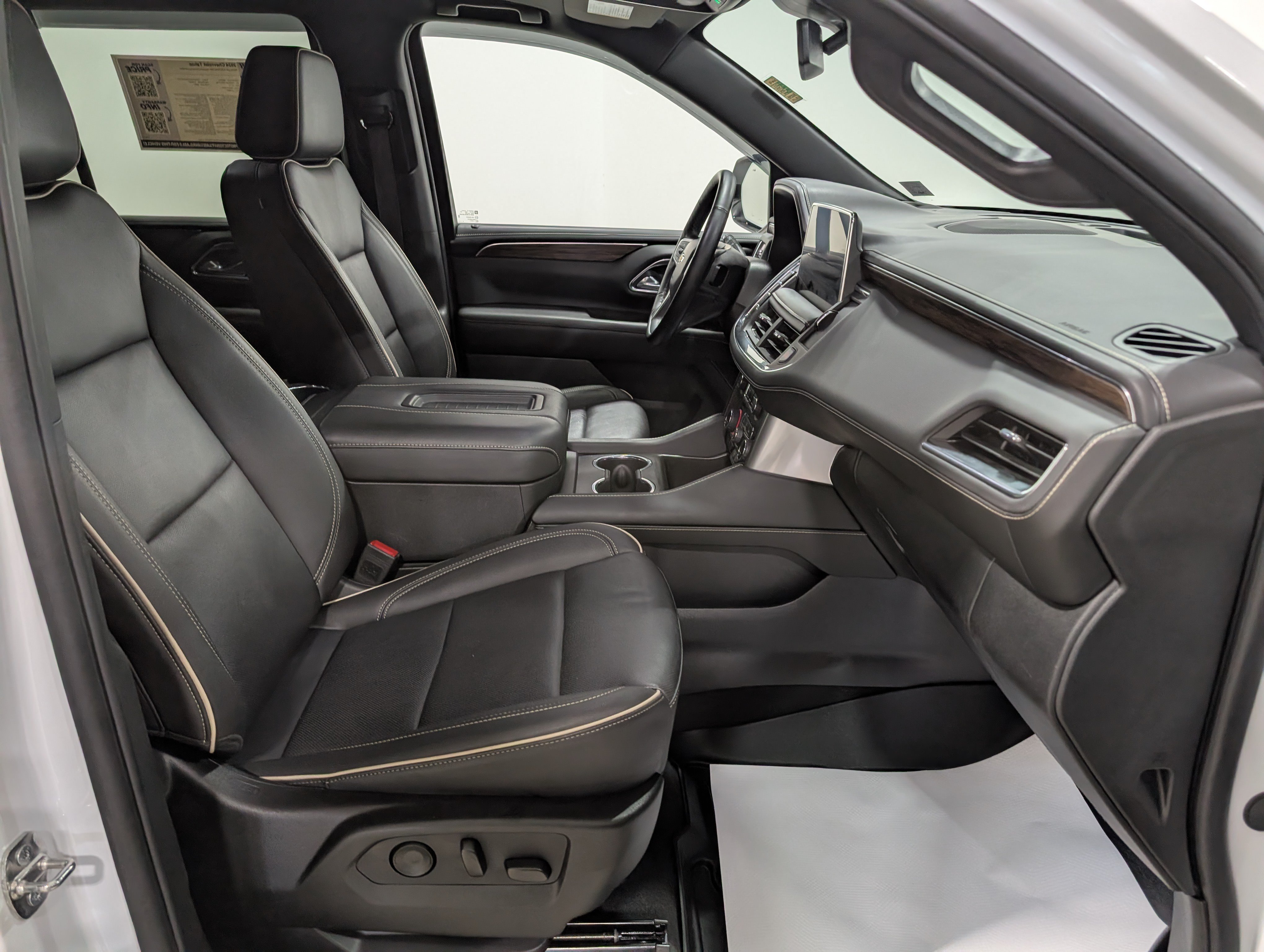 Used 2024 Chevrolet Tahoe Premier AWD/4WD image 21