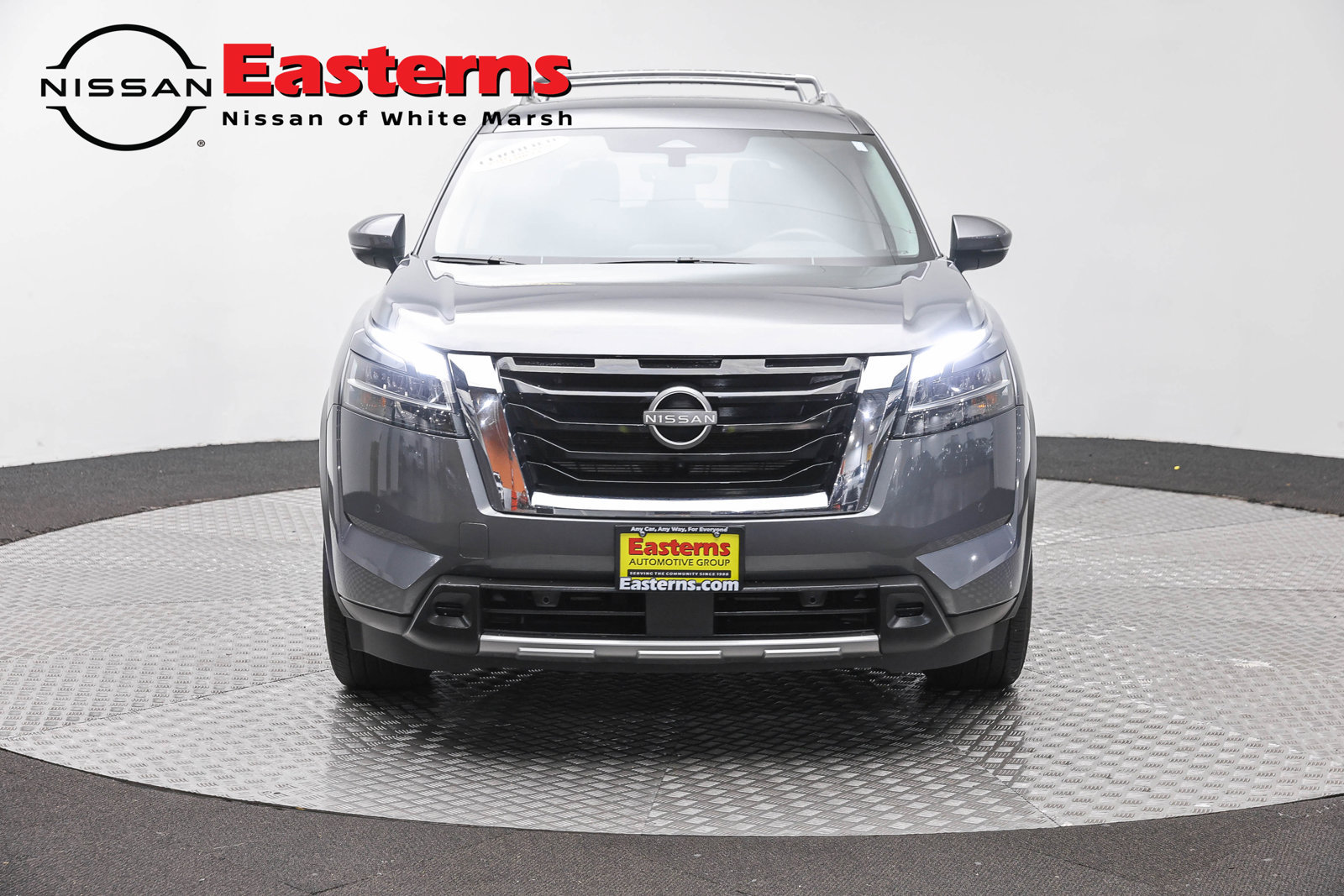 Used 2024 Nissan Pathfinder SL AWD/4WD image 2