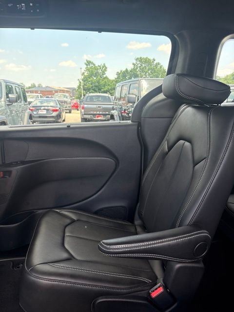 Used 2025 Chrysler Pacifica Select AWD/4WD image 16