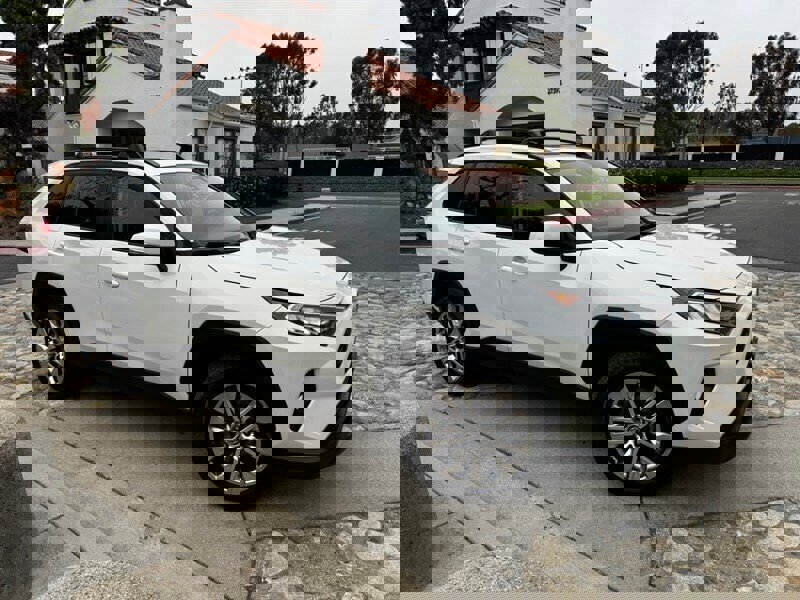 Used 2021 Toyota RAV4 XLE Premium image 1