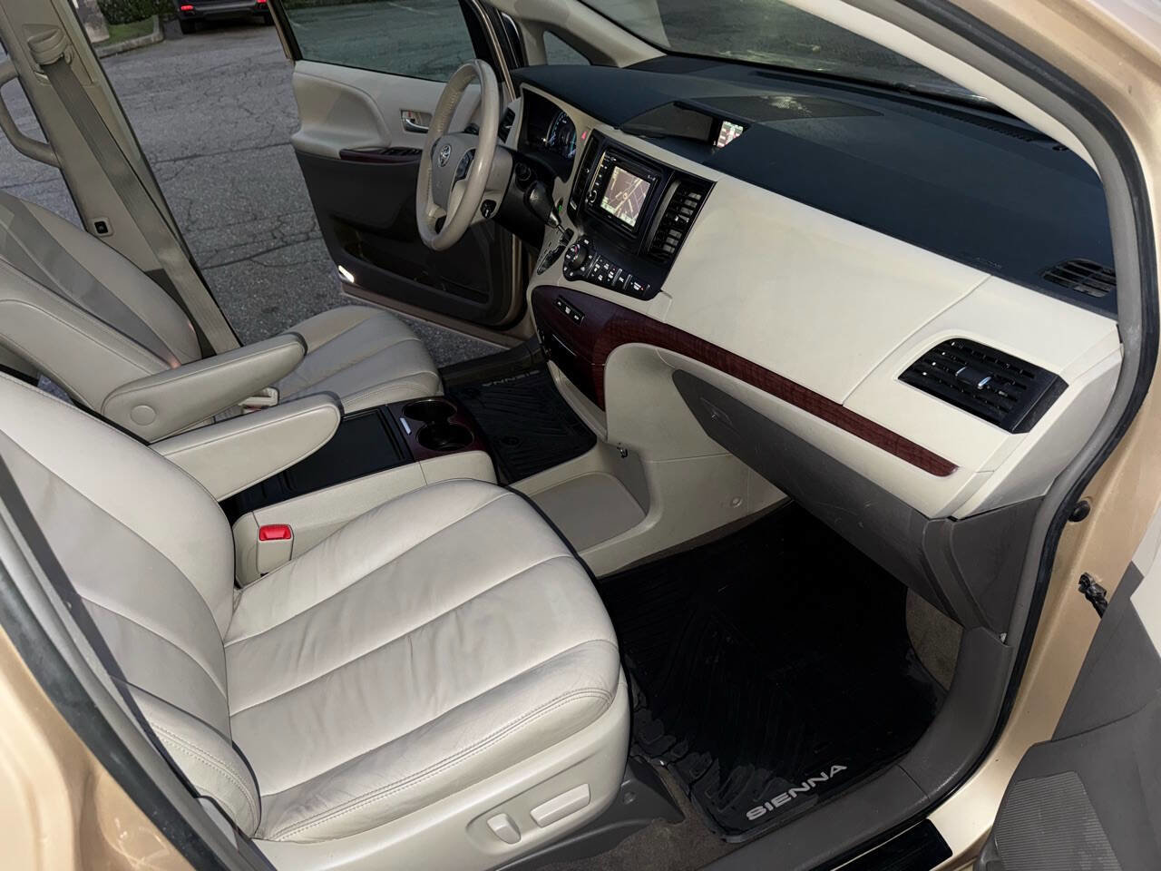 Used 2014 Toyota Sienna XLE FWD image 35