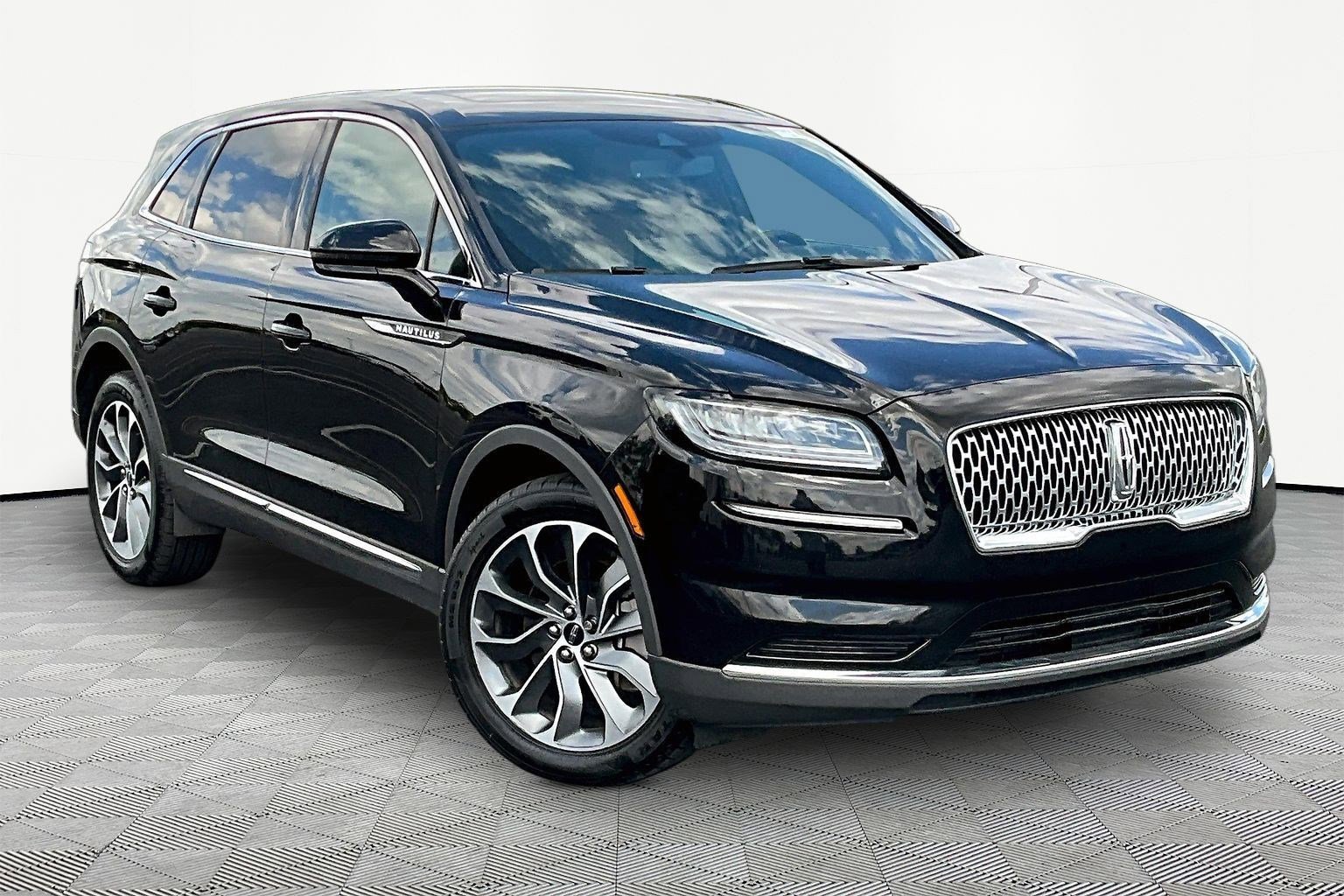 Used 2023 Lincoln Nautilus Reserve AWD/4WD image 3