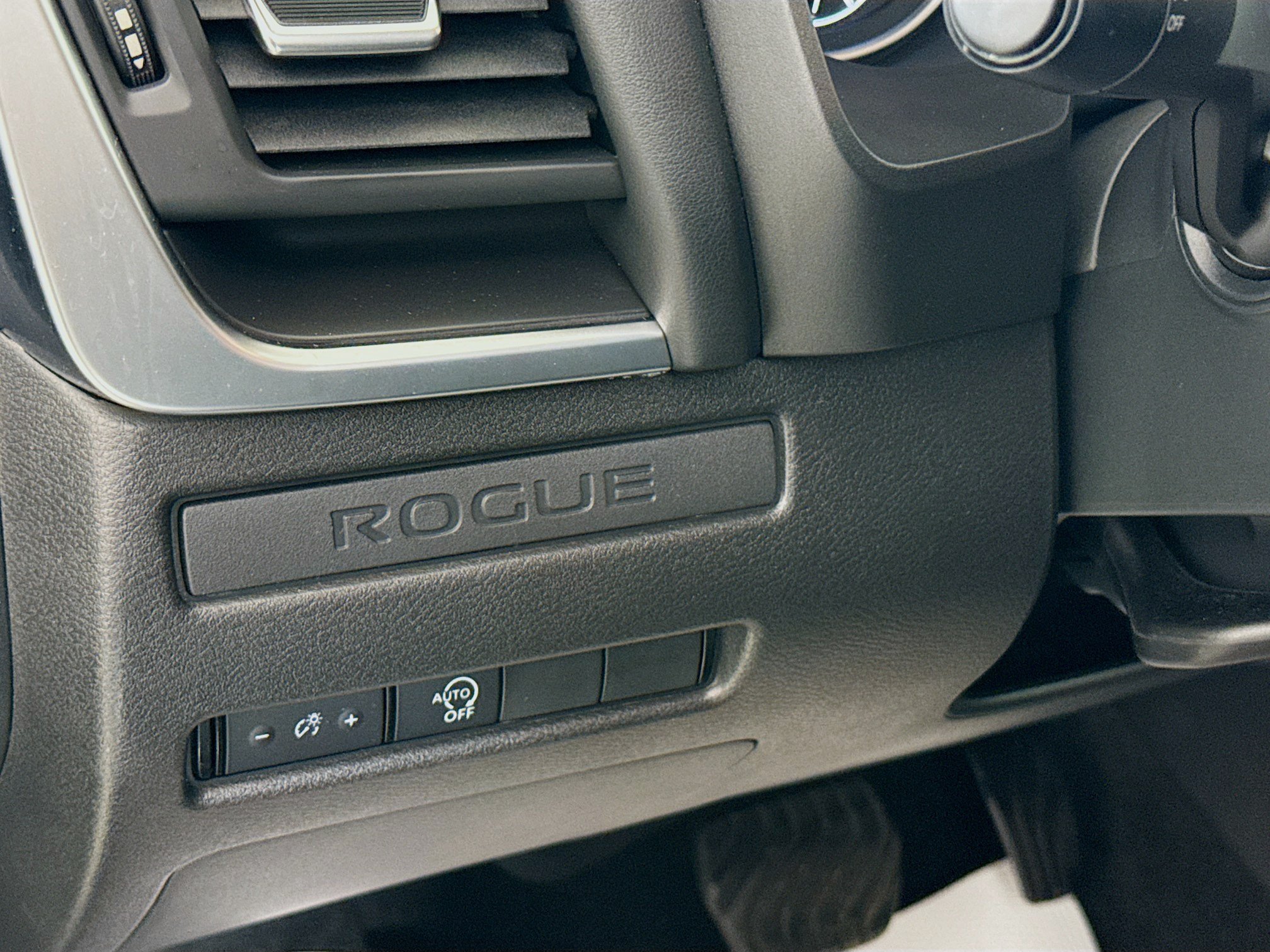 Used 2023 Nissan Rogue S AWD/4WD image 10