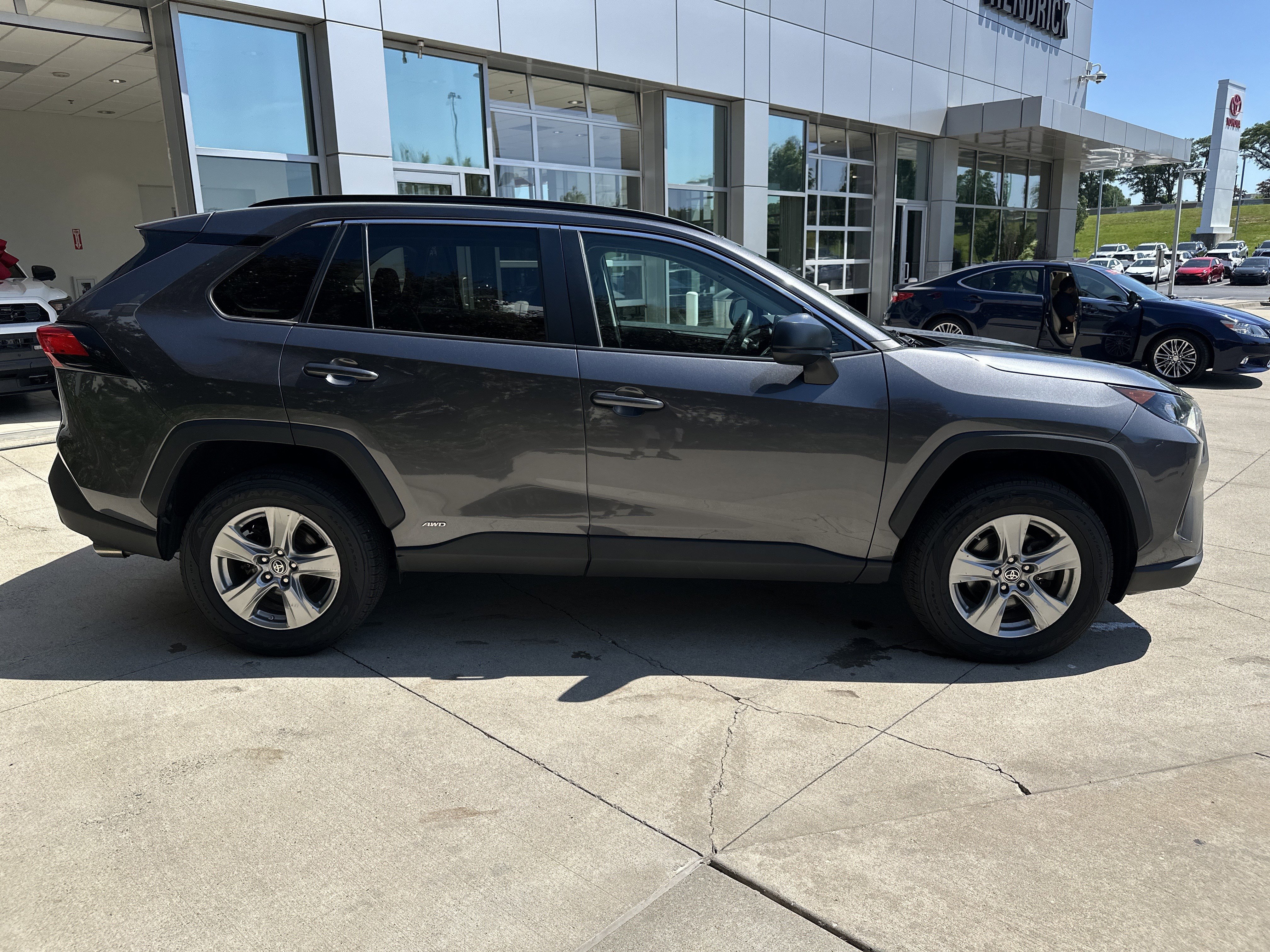Used 2022 Toyota RAV4 LE AWD/4WD image 10