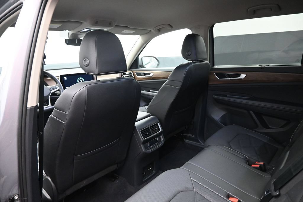 Used 2025 Volkswagen Atlas SE FWD image 14