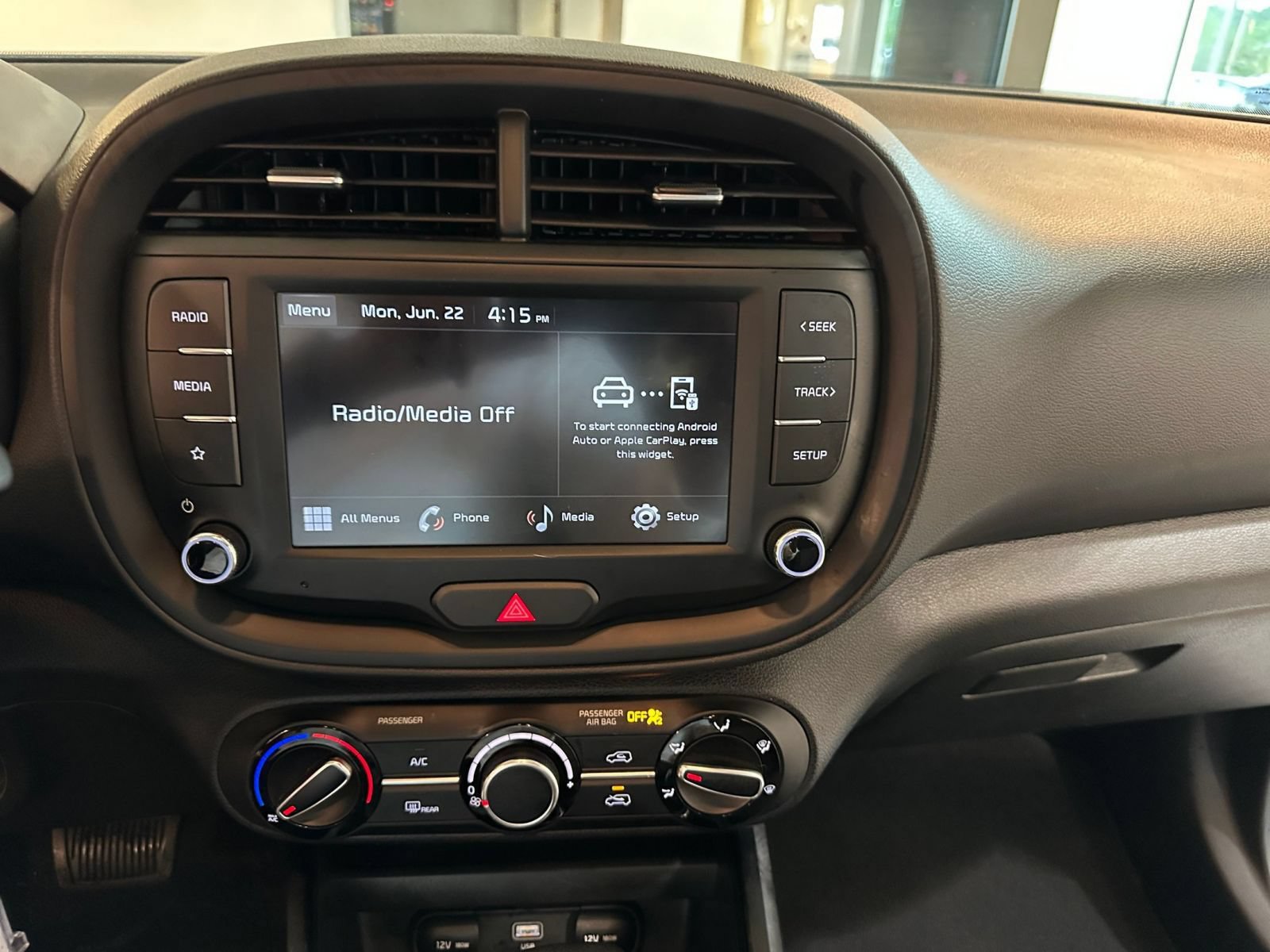 Used 2025 Kia Soul LX w/ LX Technology Package FWD image 17