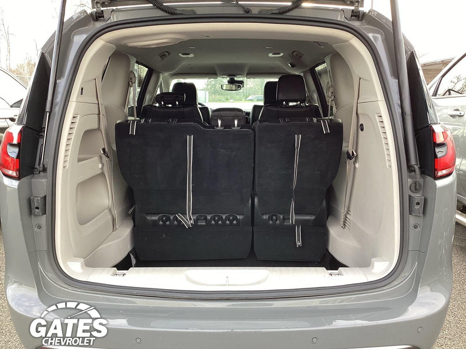 Used 2023 Chrysler Pacifica Touring-L FWD image 9