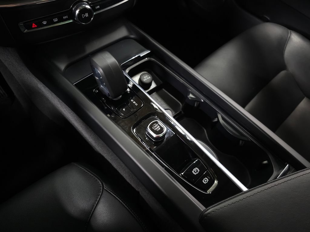 Certified 2025 Volvo XC60 B5 Core AWD/4WD image 30