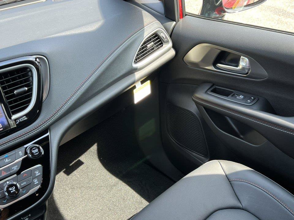 New 2027 Chrysler Pacifica Select AWD/4WD image 31