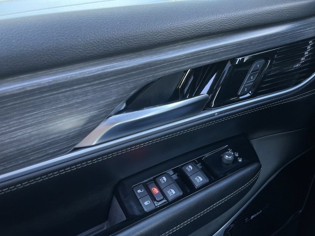 Used 2023 Jeep Wagoneer L Series III w/ Premium Group I AWD/4WD image 13