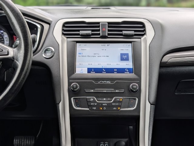 Used 2020 Ford Fusion SE FWD image 15