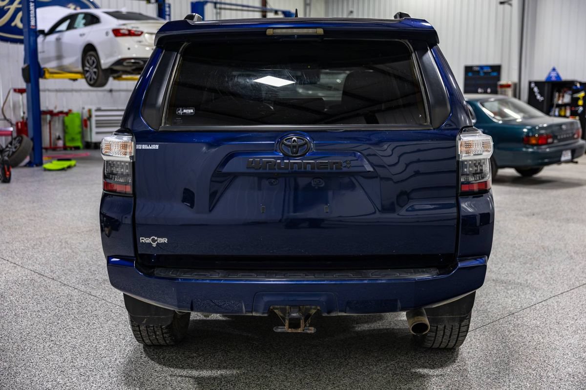 Used 2022 Toyota 4Runner SR5 AWD/4WD image 4