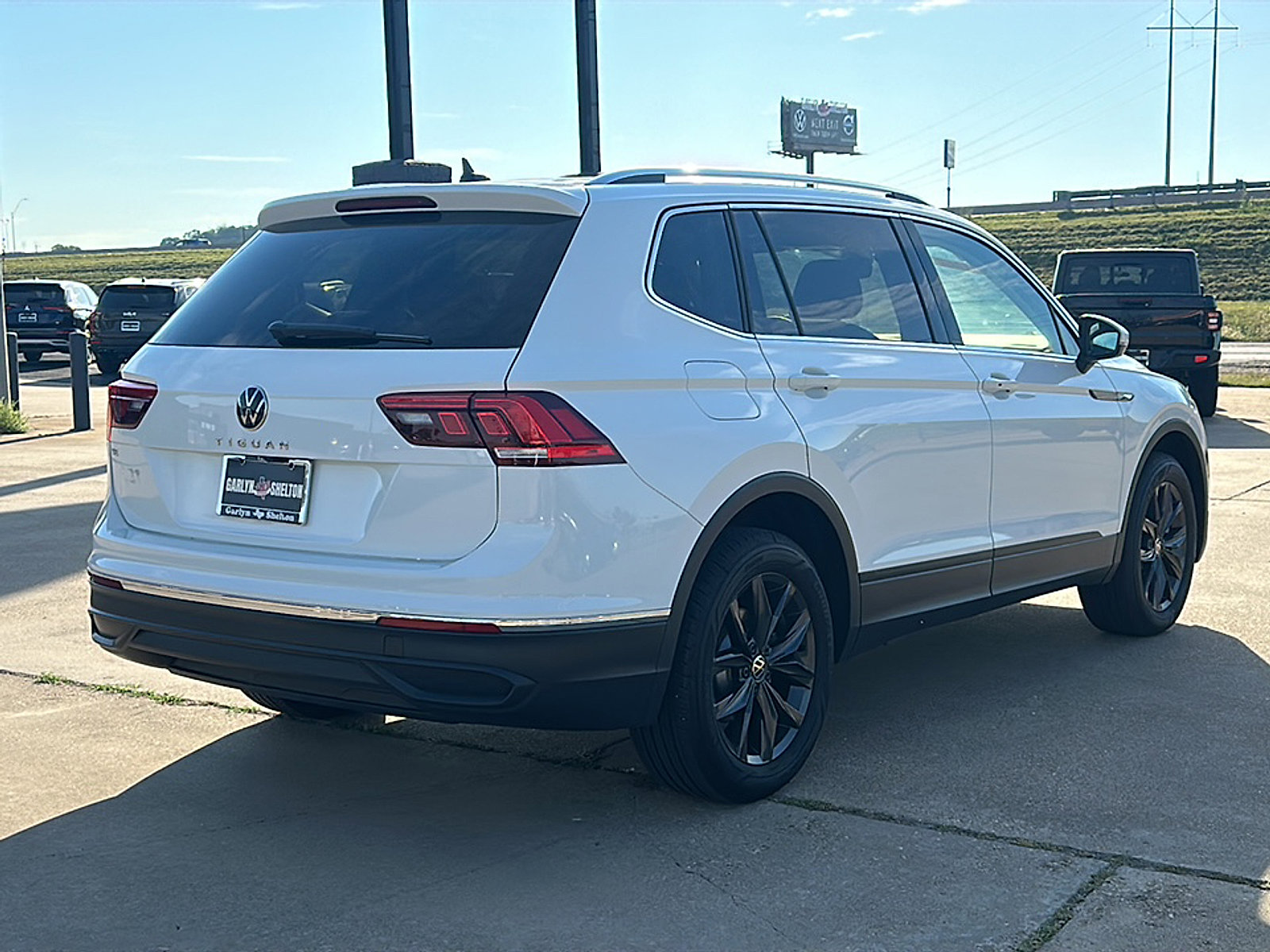 Used 2024 Volkswagen Tiguan SE w/ Panoramic Sunroof Package image 8