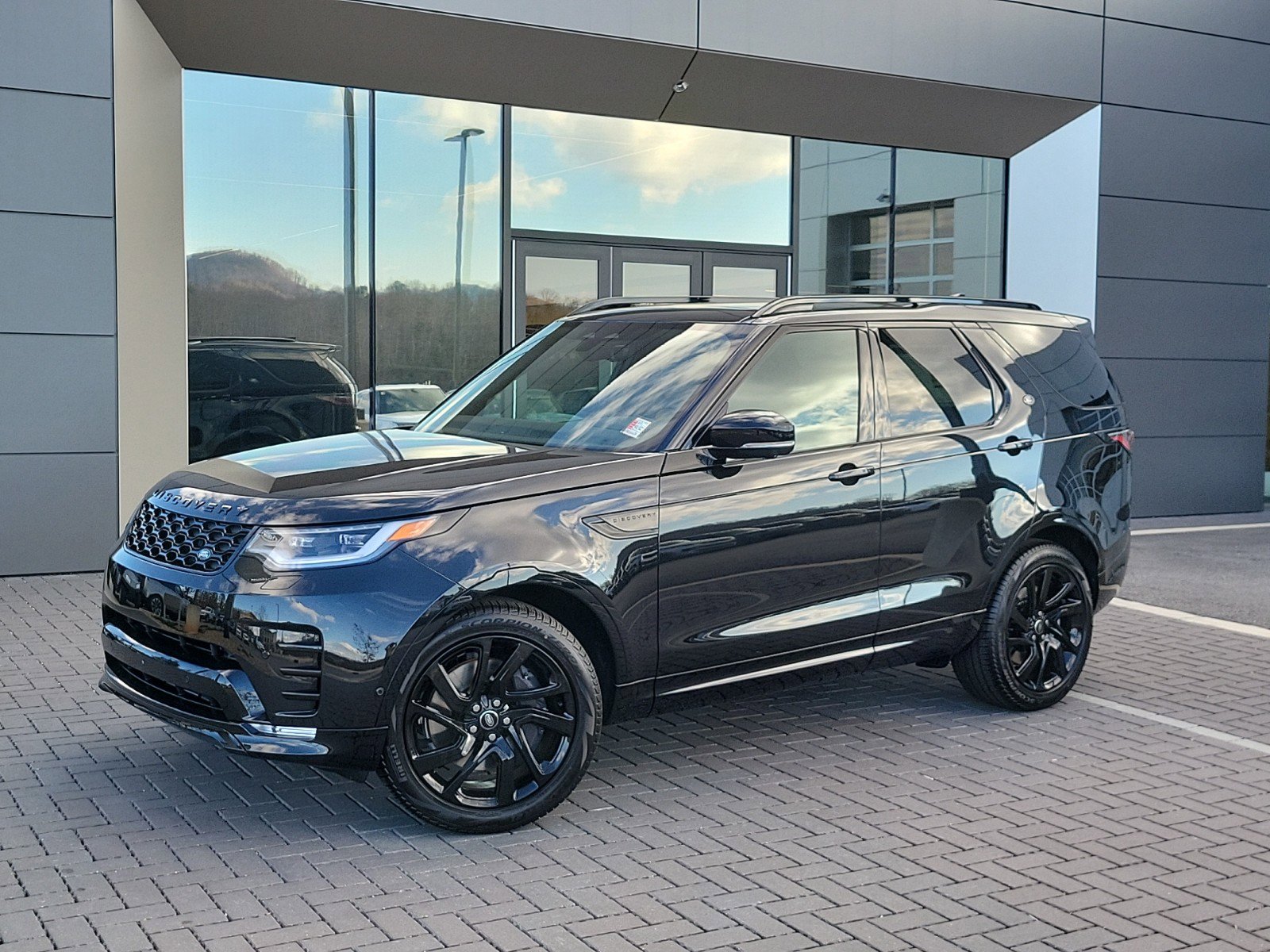 Used 2025 Land Rover Discovery Dynamic SE