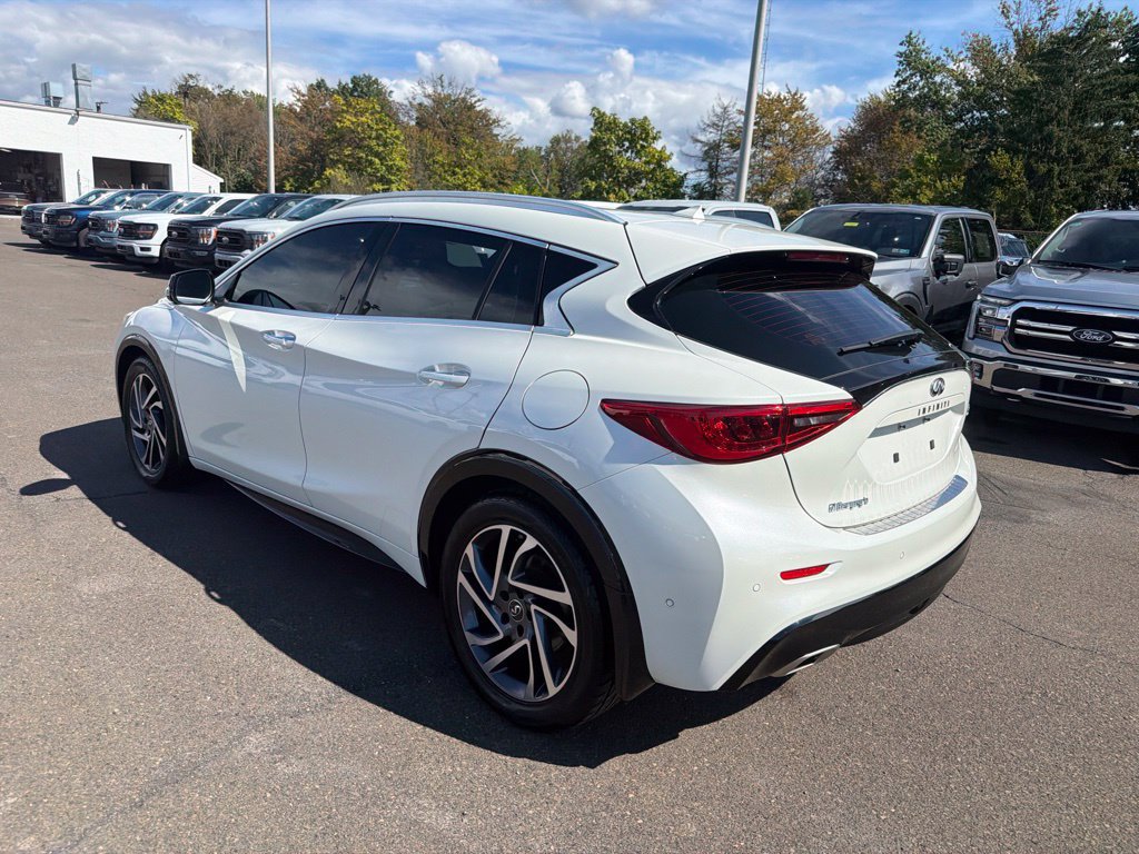 Used 2017 INFINITI QX30 Premium w/ Technology Package FWD image 4