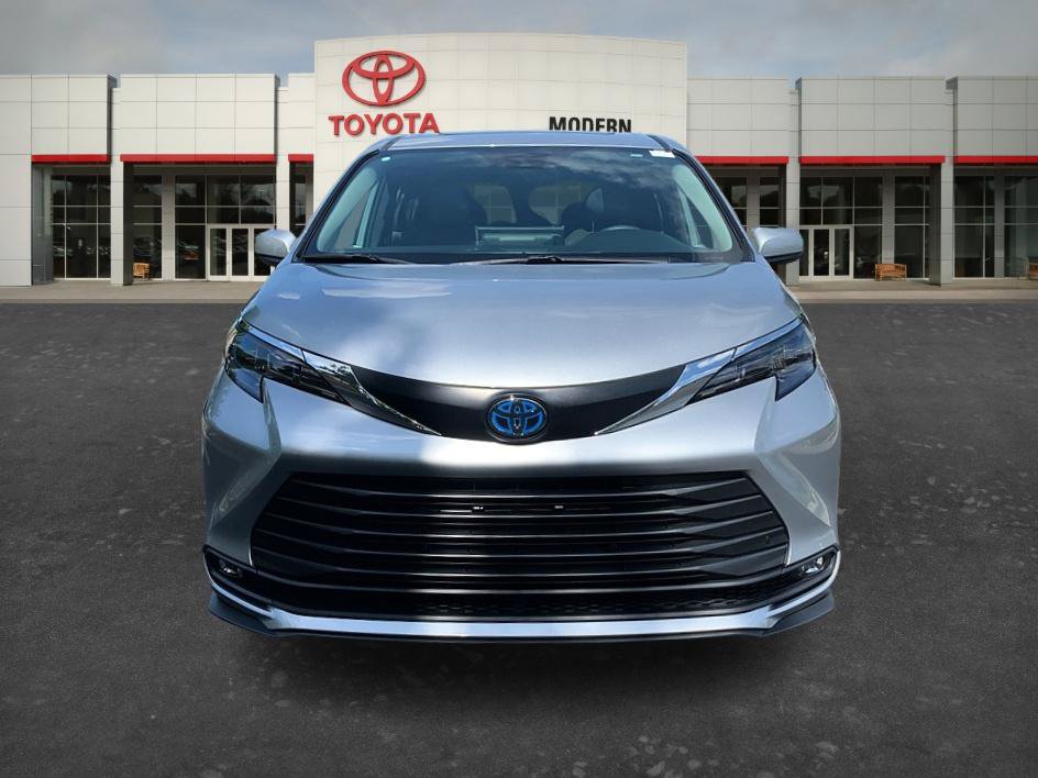 Certified 2025 Toyota Sienna XLE FWD image 2