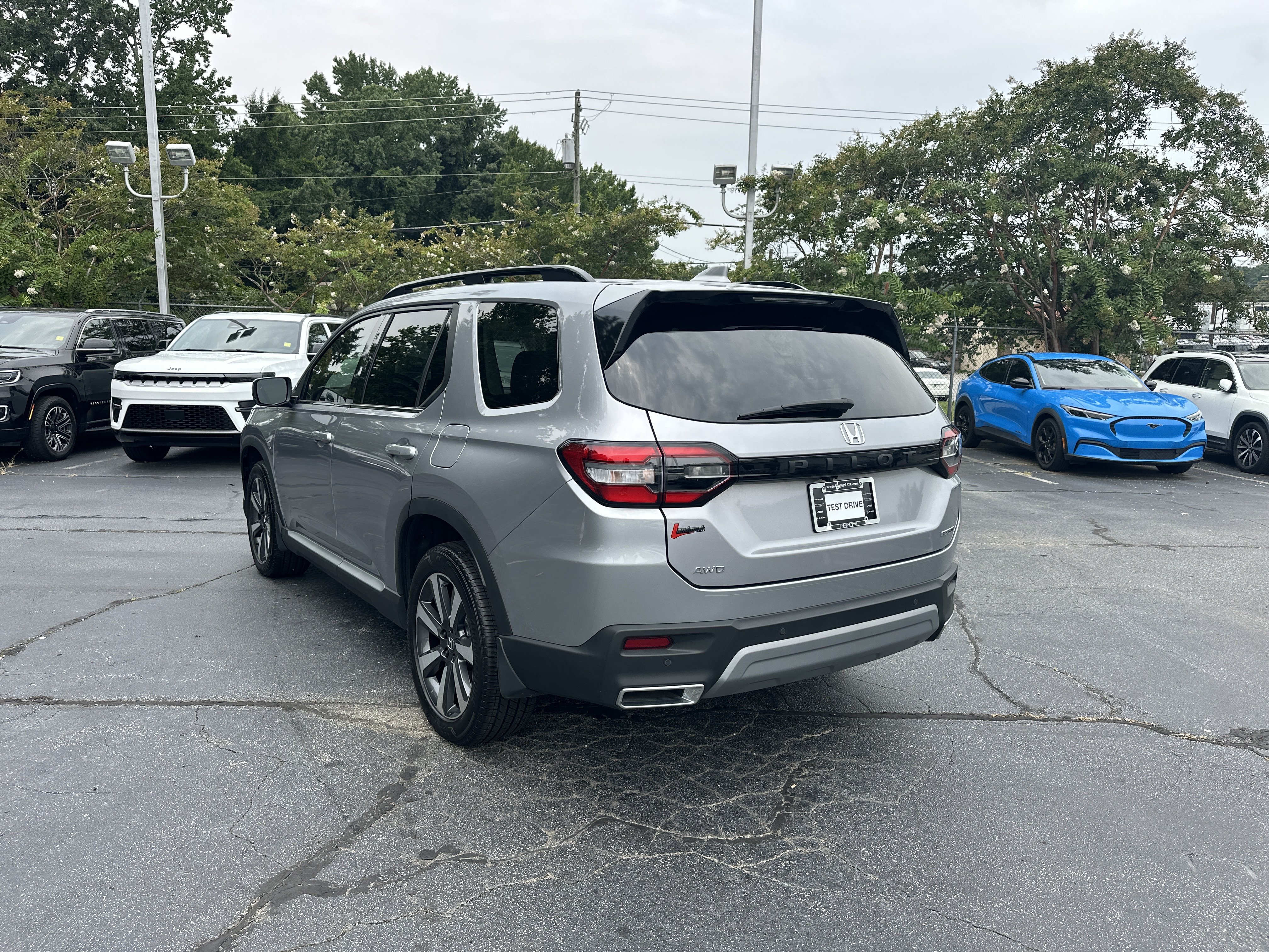 Used 2025 Honda Pilot Touring image 7