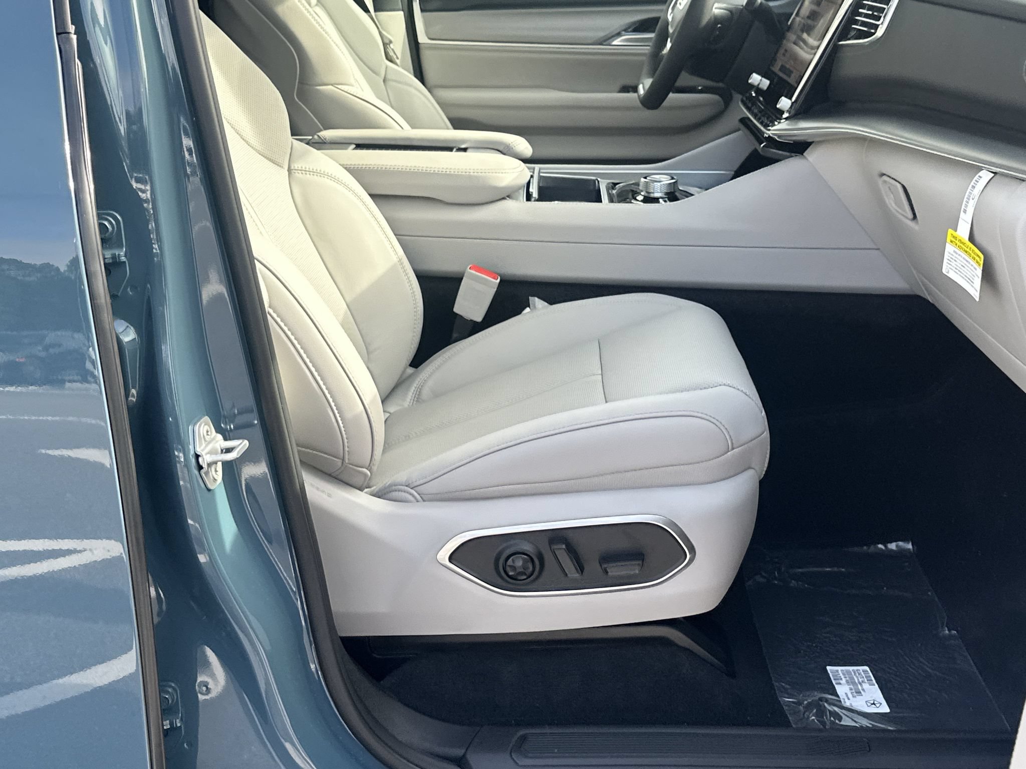 New 2026 Jeep Grand Wagoneer L Limited AWD/4WD image 13