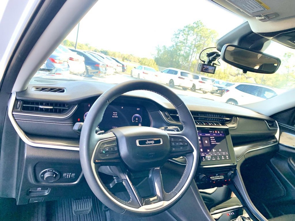 Used 2023 Jeep Grand Cherokee Laredo image 12