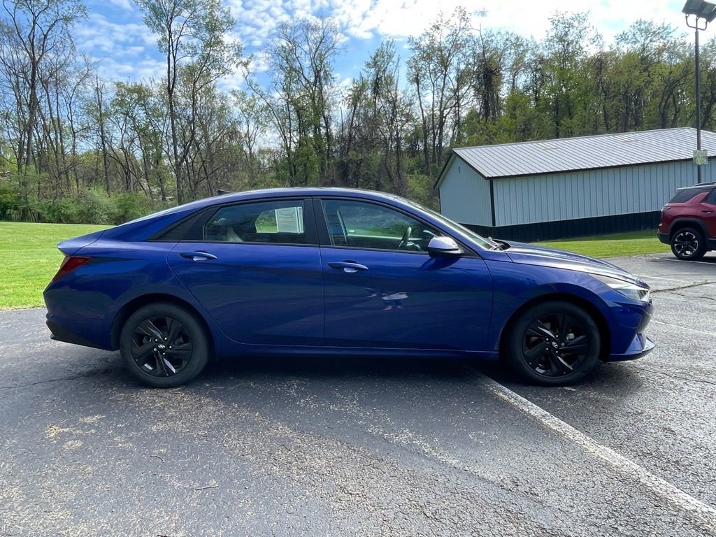 Used 2022 Hyundai Elantra SEL w/ Convenience Package FWD image 2