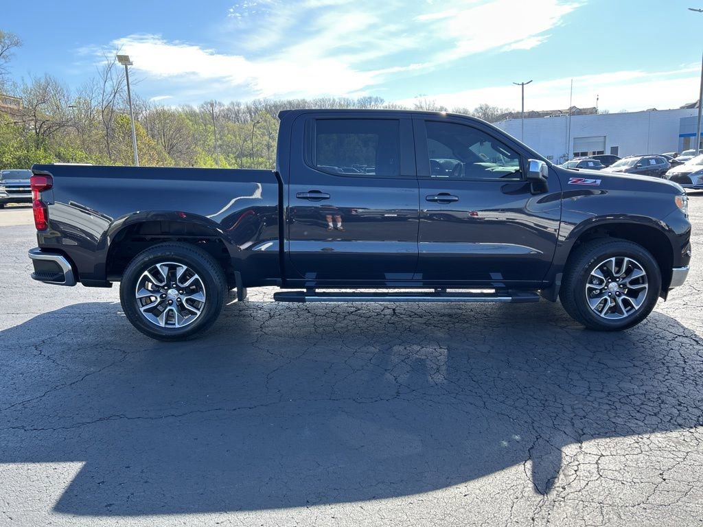 Used 2022 Chevrolet Silverado 1500 LT w/ Z71 Off-Road Package AWD/4WD image 4