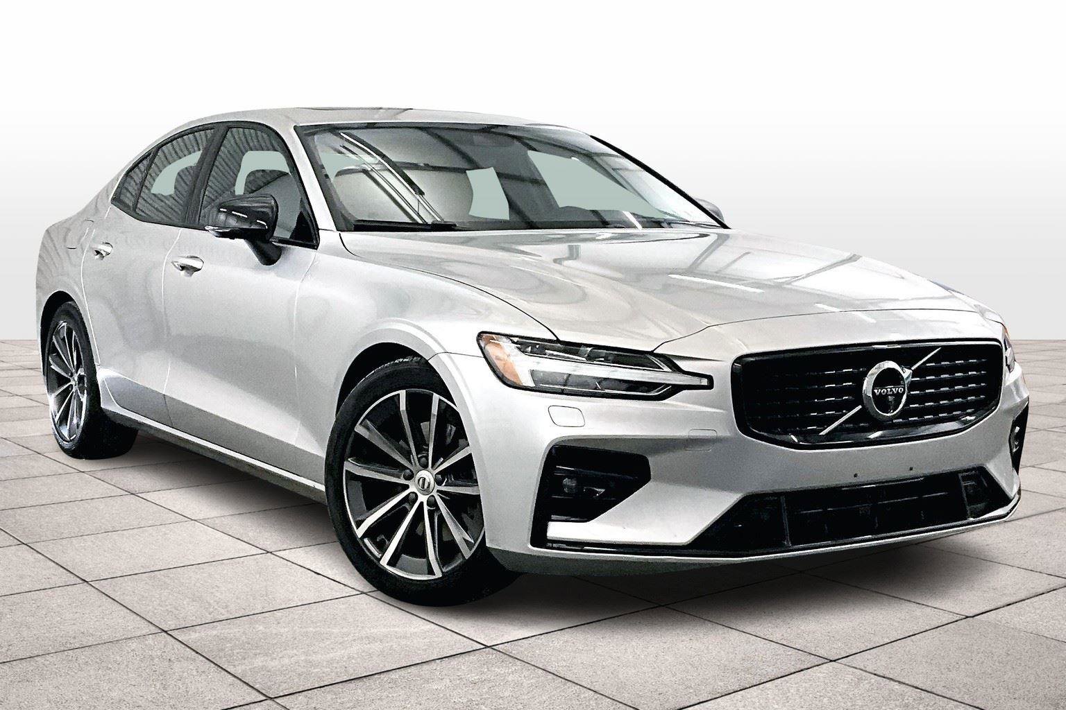 Used 2022 Volvo S60 B5 Momentum w/ Advanced Package image 2