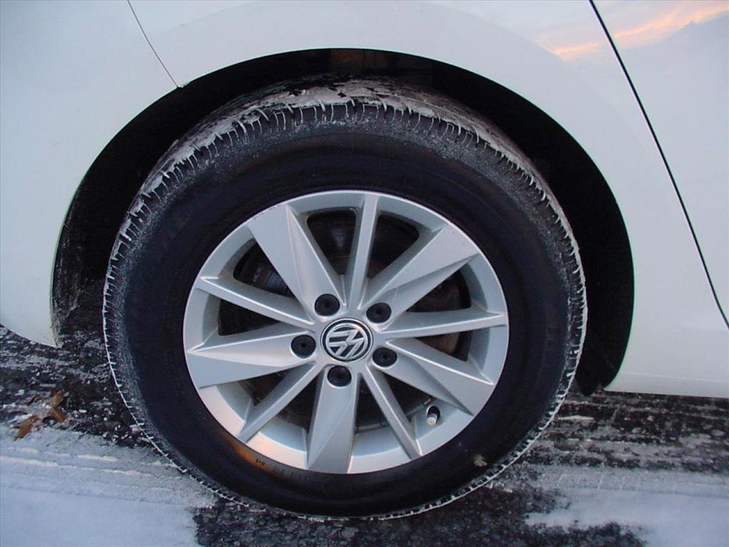 Used 2019 Volkswagen Golf S image 2