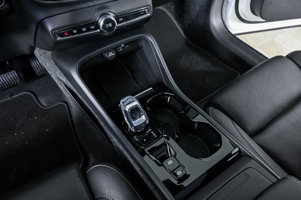 Certified 2025 Volvo XC40 B5 Plus image 18