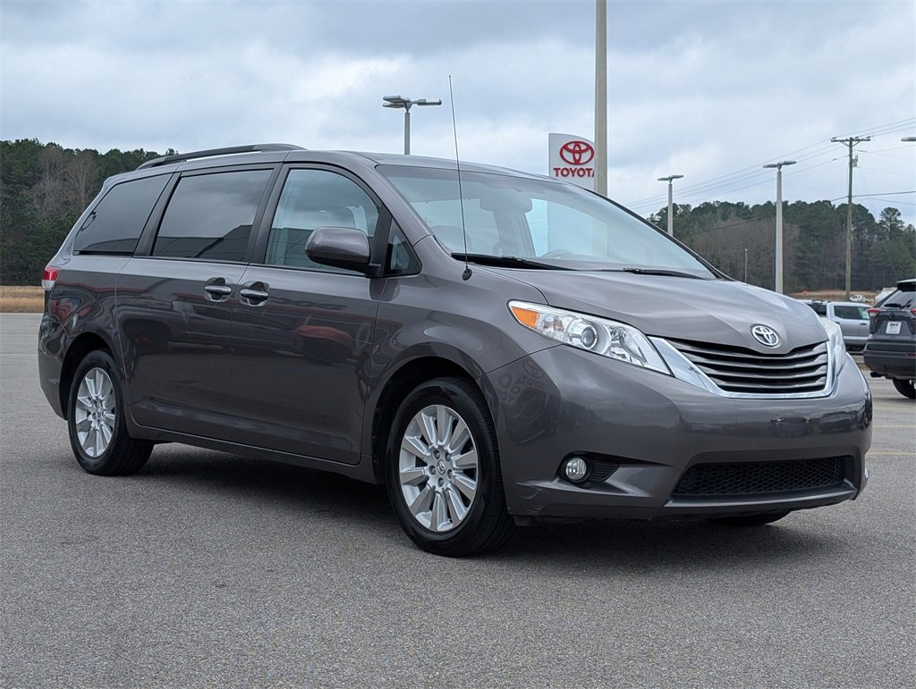 Used 2013 Toyota Sienna XLE image 6