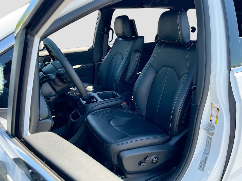 Certified 2025 Chrysler Pacifica Select w/ Uconnect Theater Family Group image 21