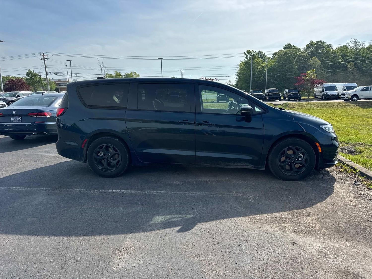 Used 2023 Chrysler Pacifica Touring-L w/ S Appearance Package FWD image 3