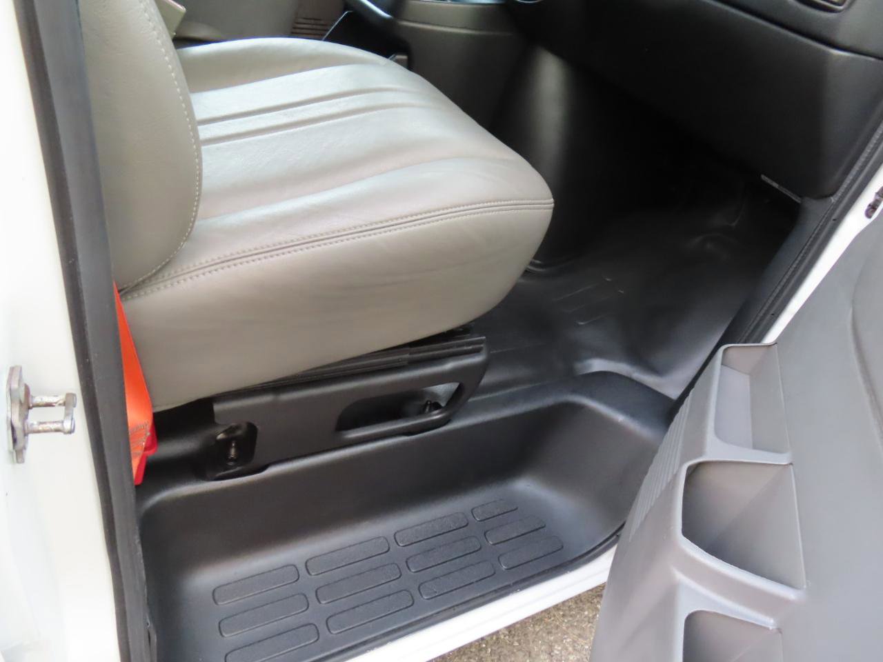 Used 2015 Chevrolet Express 2500 RWD image 18
