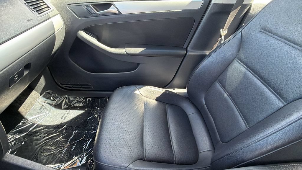 Used 2013 Volkswagen Jetta SE FWD image 12