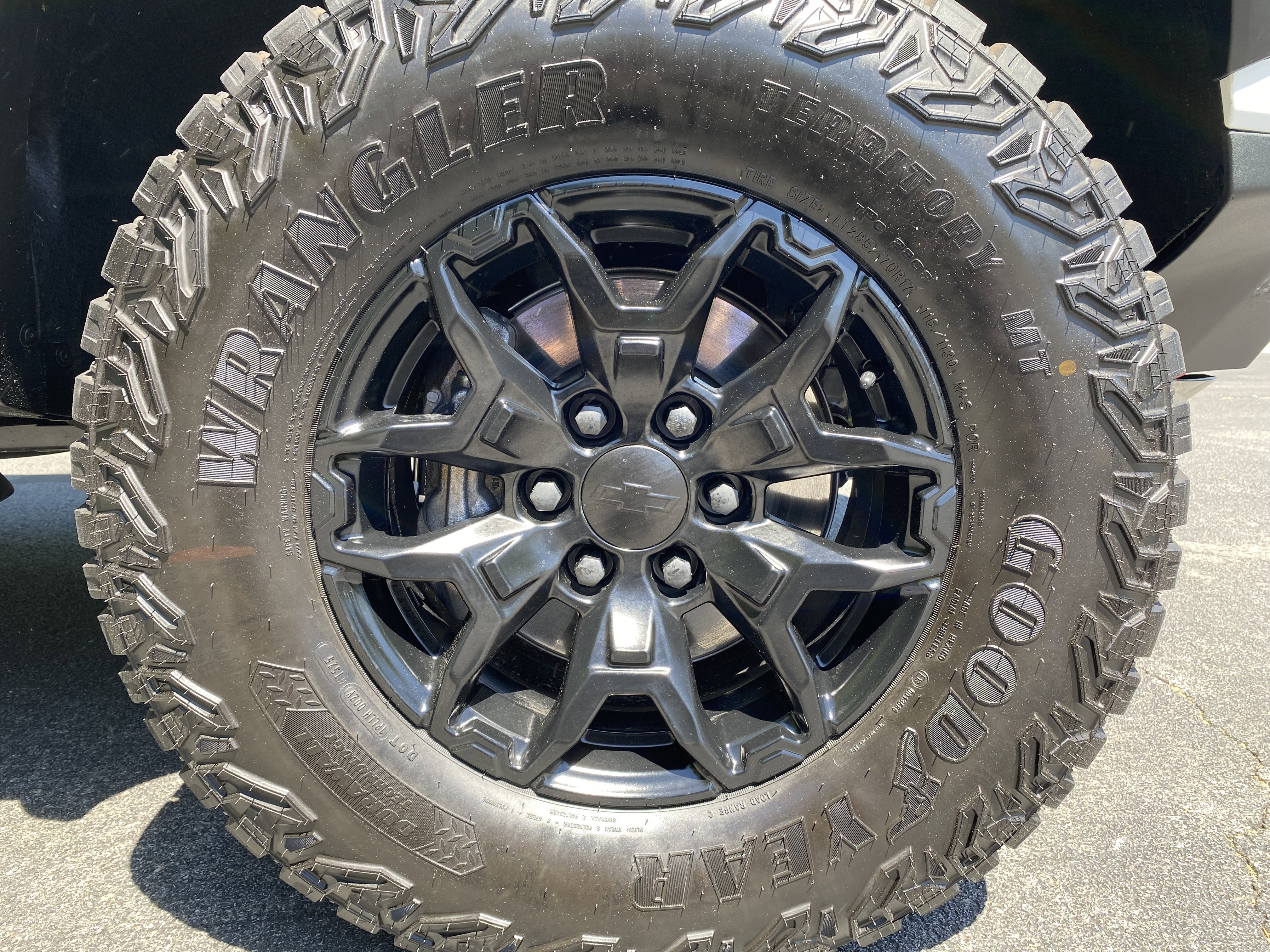 Used 2026 Chevrolet Colorado ZR2 w/ Technology Package AWD/4WD image 13
