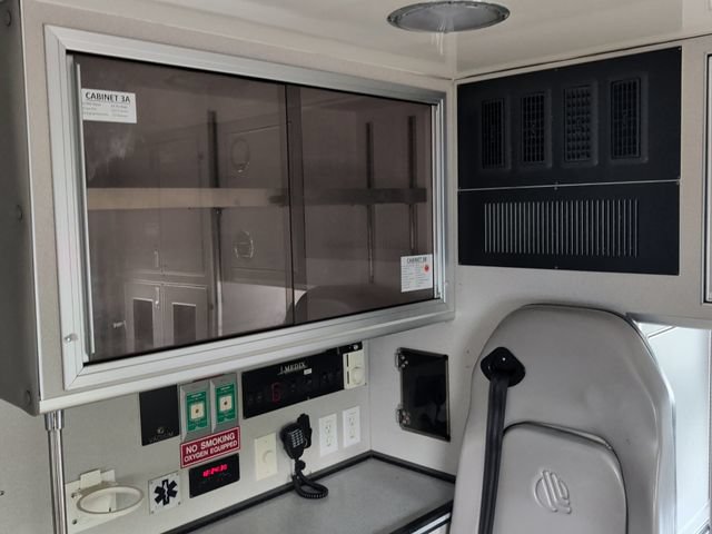Used 2013 Ford E-450 and Econoline 450 Super Duty w/ Ambulance Prep Pkg RWD image 6