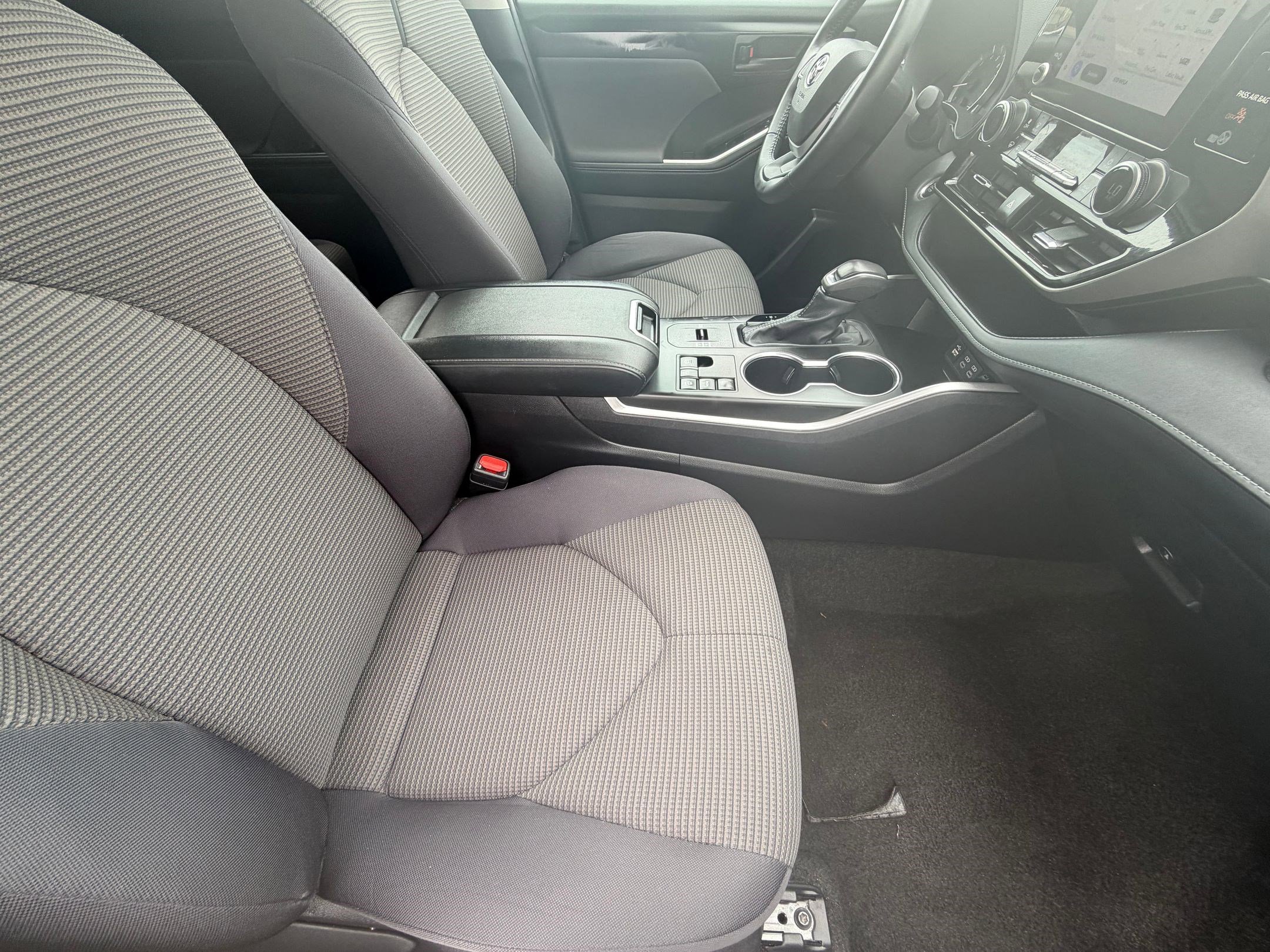 Used 2025 Toyota Highlander LE image 35